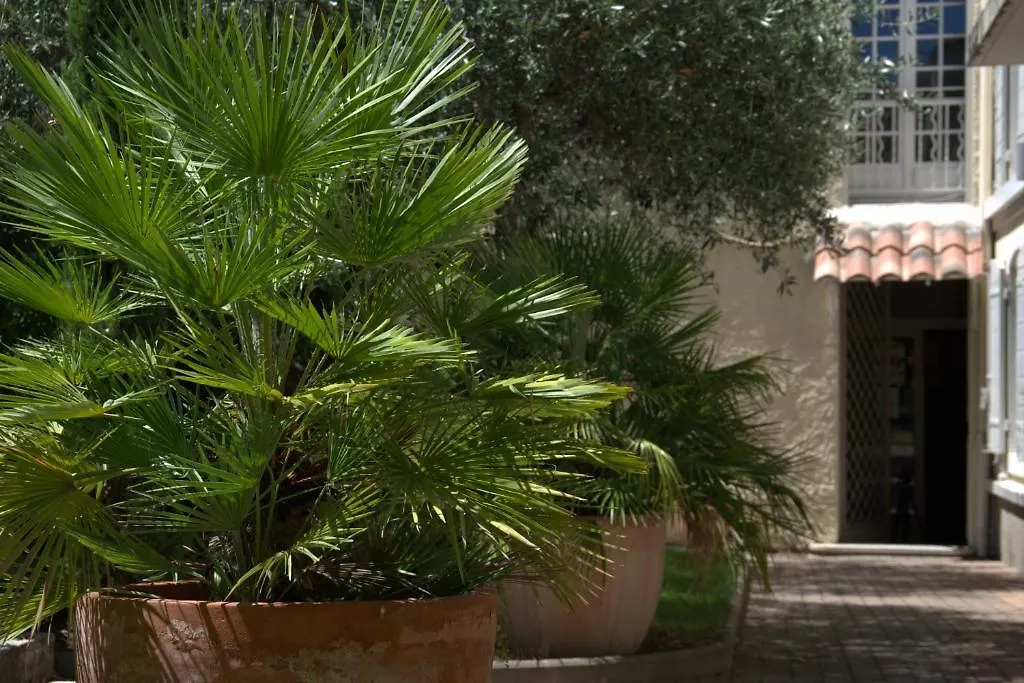 Hotel Du Cheval Blanc Saint-Remy-de-Provence 2*,